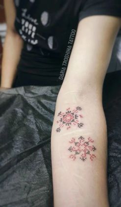 Эти вышиванки означают имена "Матвей" и "Мария" 