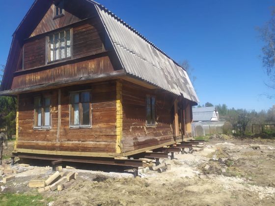 Вырица. Демонтаж пристройки и временный монтаж крыши и стены. Замена венцов. Дополнительный фундамент под пристройку. Демонтаж печи.