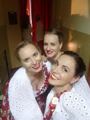 Три девушки фолк-поп группы «Кружева»