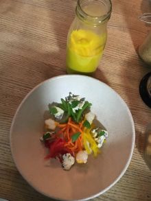 тыквенный суп с овощами эскобиче, сыром и кокосовой топиокой