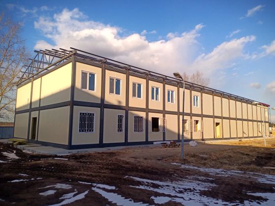 Нежилое здание из модулей
Монтаж металлоконструкции
Установка внешних стен и внутренних перегородок из сэндвич-панелей
Монтаж оконных решёток
Монтаж кровельных ферм, обрешетки из профтрубы, профнастила, фасонных изделий, водосточной системы.
