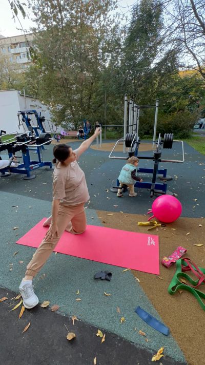 Начало третьего триместра. Тренировки на улице улучшают обменные процессы. План : укрепить мышцы спины, тазовое дно,увеличить эластичность мышц. Работа над сердечно-сосудистой и дыхательной системой . Улучшаем эмоциональный фон .