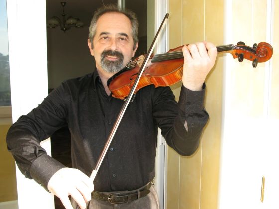 Владимир играет на скрипке
