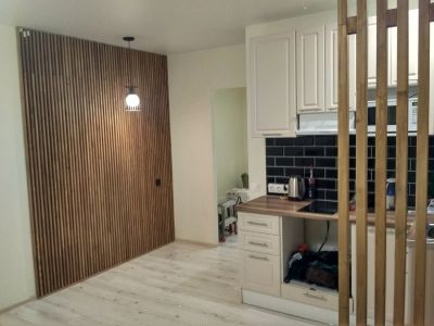 стена из деревянных реек 20*30мм. перегородка из бруса 45*45мм