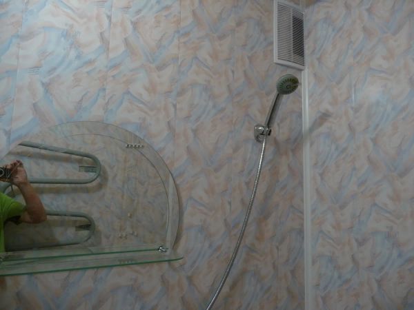 панели на стенах в ванной комнате, облагораживание, крепление зеркала и держателя для душа