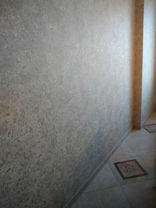 Выравнивание и подготовка стен,  обои, керамогранитная плитка, плинтус из плитки. 