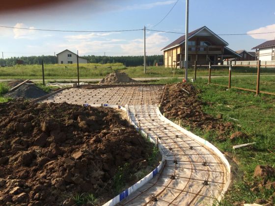 Устройство бетонной парковки и дорожки на участке