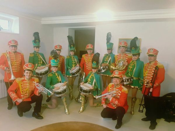 Гусарский оркестр и барабанщицы