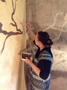 Декоративная краска с квацевым песком и роспись стен «Сакура» 