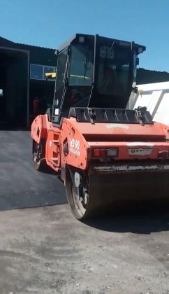 Асфальтирование дорог — это процесс покрытия дорожной поверхности асфальтобетоном, который обеспечивает прочное и гладкое покрытие для автомобилей. Этот процесс включает в себя подготовку основания дороги, укладку асфальтобетонного слоя и последующее уплотнение. Стоимость асфальтирования дорог также зависит от многих факторов, таких как тип и состояние основания, площадь покрытия, толщина асфальтобетонного слоя и доступность материалов и оборудования. Цена за квадратный метр асфальтирования может варьироват