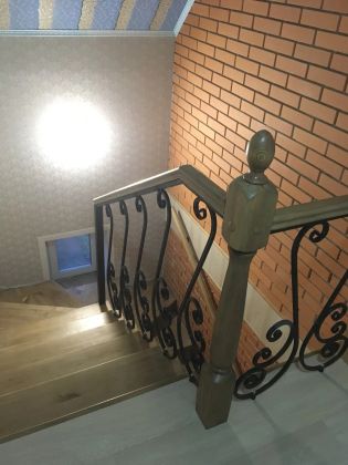 Обшивка лестницы по металлическому каркасу дубовыми ступенями
