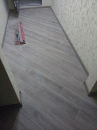 Пример: укладка керамической плитки в коридоре по диагонали.