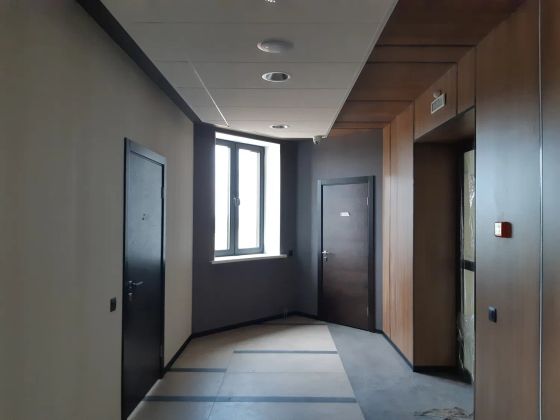 Сложный узел. Потолок- гипсокартон под окраску, армстронг и ГВЛ панели ,,стенопан" . На полу керамогранит (дизайнерская раскладка) Стены - обои 2х видов и стеновые панели.