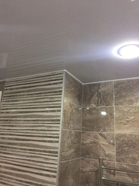 монтаж натяжного потолка в ванной, фактурная плитка, монтаж точечных светильников