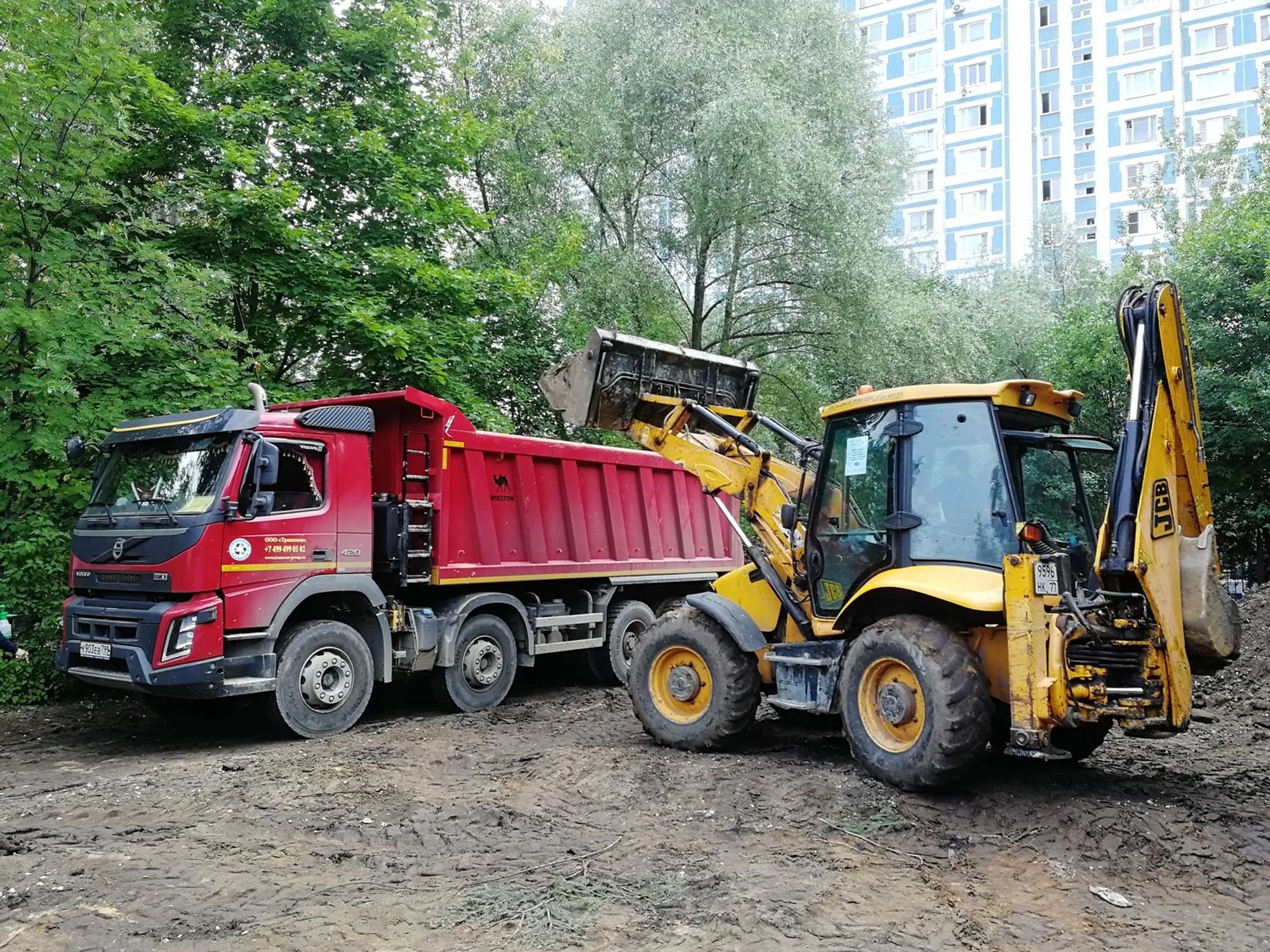 Вывоз грунта. Перевозка грунта. Грунт вывоз грунта утилизация. Автотранспорт для грунта.