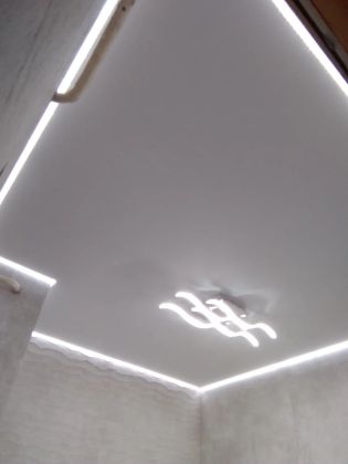 натяжной потолок в ванную комнату,с использованием профиля парящий и подсветкой по периметру.