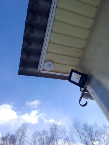 Установка светодиодного светильникана фронтон частного дома через ДД