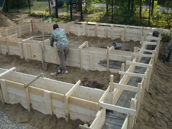 Строительная площадка: монолитный каркас и строительная техника