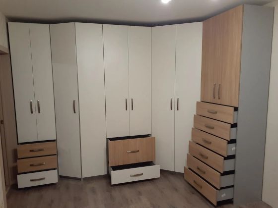 Стенка из 5 корпусов шкафов. Материал ЛДСП, фурнитура Блюм.