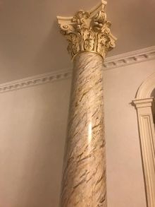 Роспись колонн под мрамор с использованием венецианской штукатурки и шлифовки под мрамор.