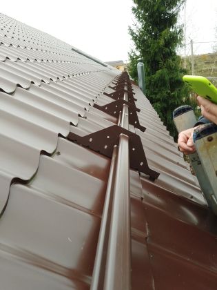 Установка снегозадержателей на металлочерепицу.