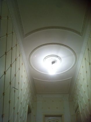 Потолок из гипсовой лепнины и европокраска