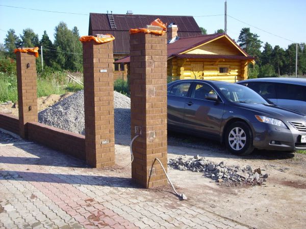 Кирпичный забор. Цвелодубово (Ленинградская область, Выборгский район)   2009год.