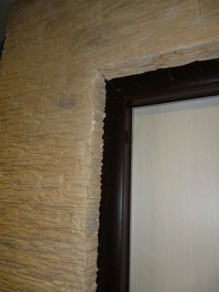Декоративный камень над дверным проемом
