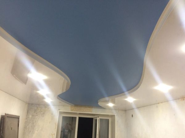 Двухуровневый потолок с светодиодной дистанционной подсветкой