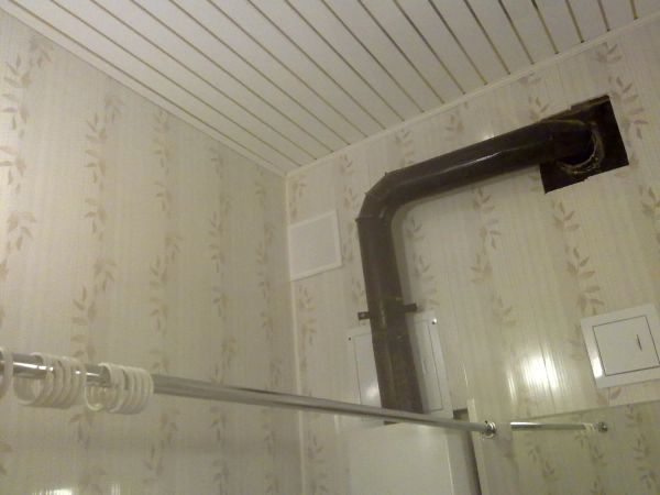 Ремонт ванной комнаты (стены и потолок обшиты пластиковыми панелями, установлены люки закрывающие краны, установлена гардина под шторку)