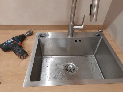 Сверления отверстий в нержавеющей мойке