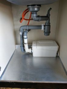 Установка и подключение канализационного насоса Сололифт на кухне под раковиной