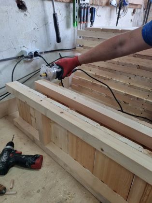 Столярные работы: строгание деревянной заготовки вручную.