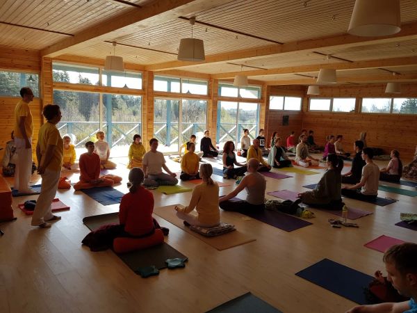 Занятие на каникулах Шивананда-йоги; дыхательные упражнения
