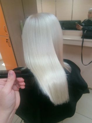 Чистый блонд через обесцвечивание корней и тонирование волос