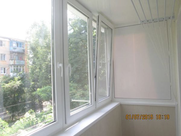 Остекление с отделкой балкона и установка внутренней сушилки для белья.