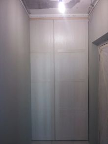 Монтаж гардеробной системы Лавриджи от ЛЕРУА МЕРЛЕН и дверей-купе в нишу