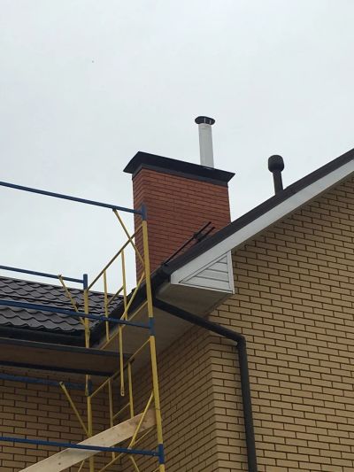 Установка дымохода для газового котла, воздуховод из нержавеющей стали овального сечения защитит кирпичную кладку от образования конденсата и влаги в холодное время года.