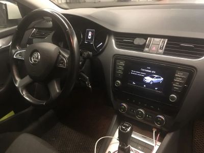 Шкода октавия 2015 года,АВТОМАТ, установлена дублирующая педаль тормоза.