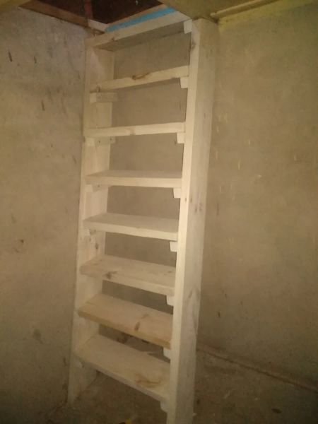 Небольшая лестница в маленьком помещении