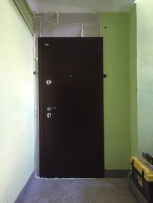 Дверь в тамбур на две квартиры, усиленный боковой крепёж. Сварка и блоки. Без штукатурки 