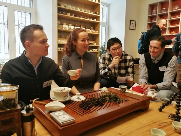汉语课和茶道在一起
Мы с мастером чайных дел Андреем провели для моих учеников чайную церемонию, совмещенную с уроком китайского. Было круто! Необычный формат понравился не только ученикам, но и самим ведущим:))