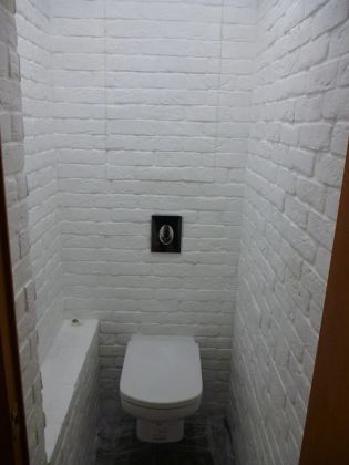 Туалет из декоративного камня с покраской