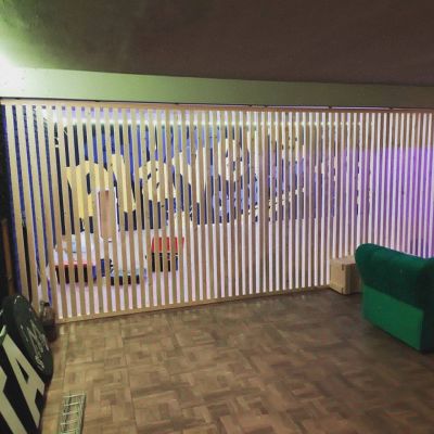 Перегородка из бруса для зонирования помещения.