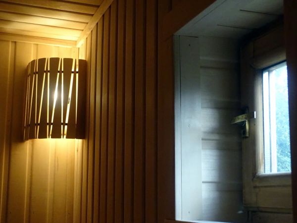 Самое простое решение по освещению в сауне. Светильник с абажуром и окно.