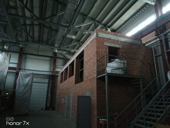 Возведение производственного помещения в цеху. Монтаж и сборка металлической лестницы. 