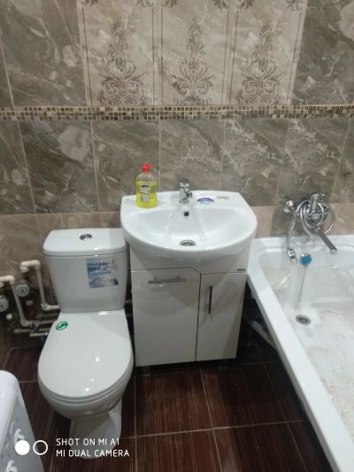 Установка унитаза, тумбочки с раковиной.