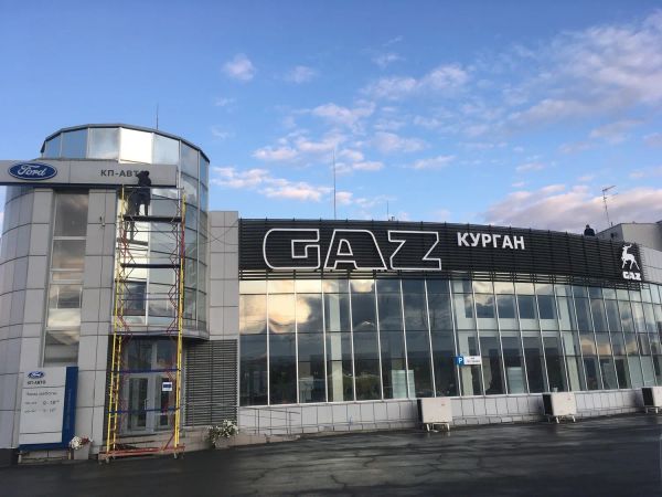 Монтаж ламелей и наружней рекламы на фасад здания г. Курган 