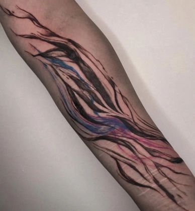 Перекрытие шрамов с помощью абстрактной тату. Эскиз рисовался сразу на клиентке 