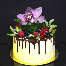 Торты с цветами и ягодами